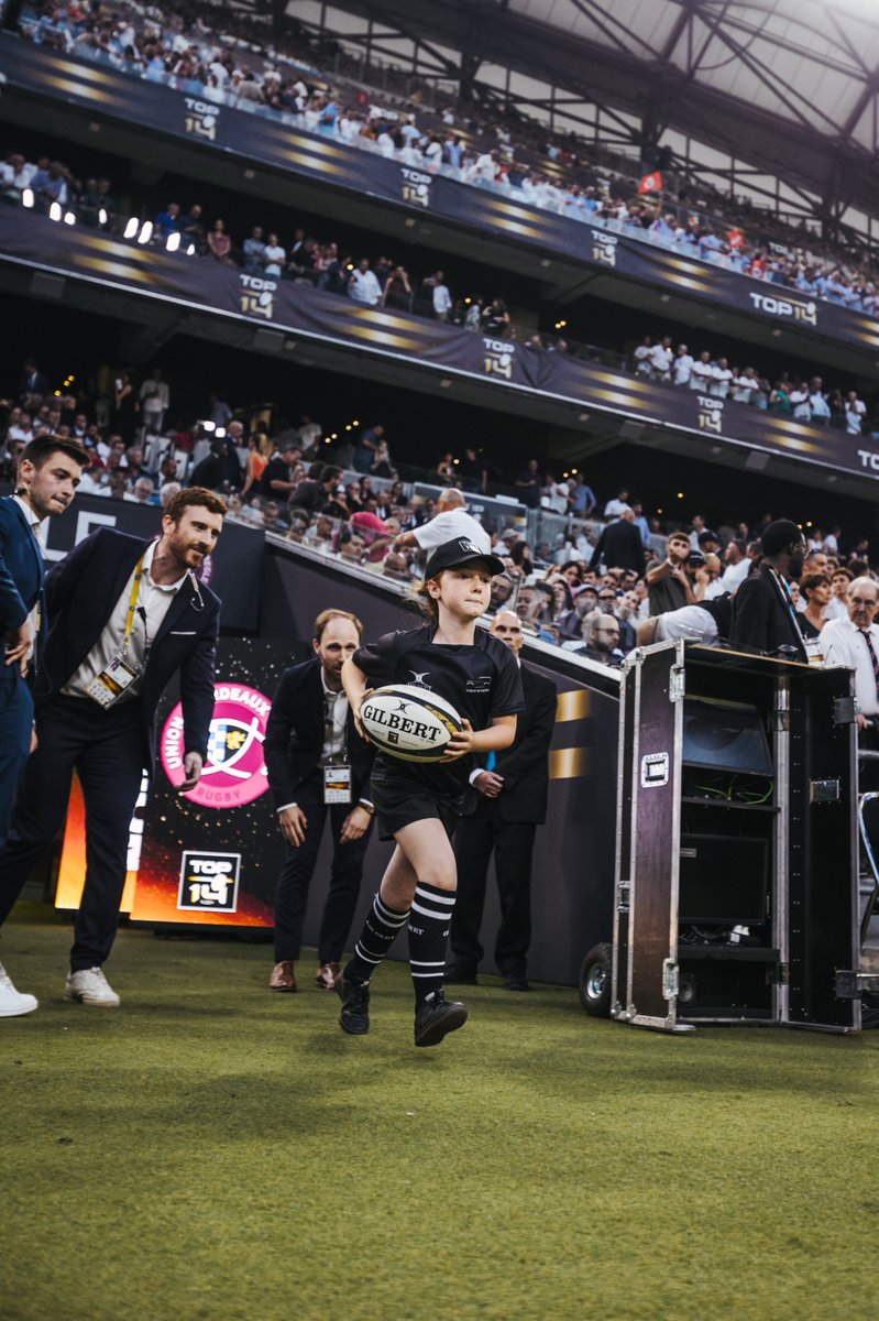RugbyramaFR's tweet photo. Anouk, 9 ans, sélectionnée pour son engagement pour un monde meilleur, a remporté le programme #DefenderOfTomorrow et a eu la chance de porter le ballon de la finale de Top 14 !
En détails> https://t.co/lCgl4VKvBy
#PartenariatMidol avec @RangeRover, voiture officielle du Top 14 https://t.co/zKTu4Ur6dA