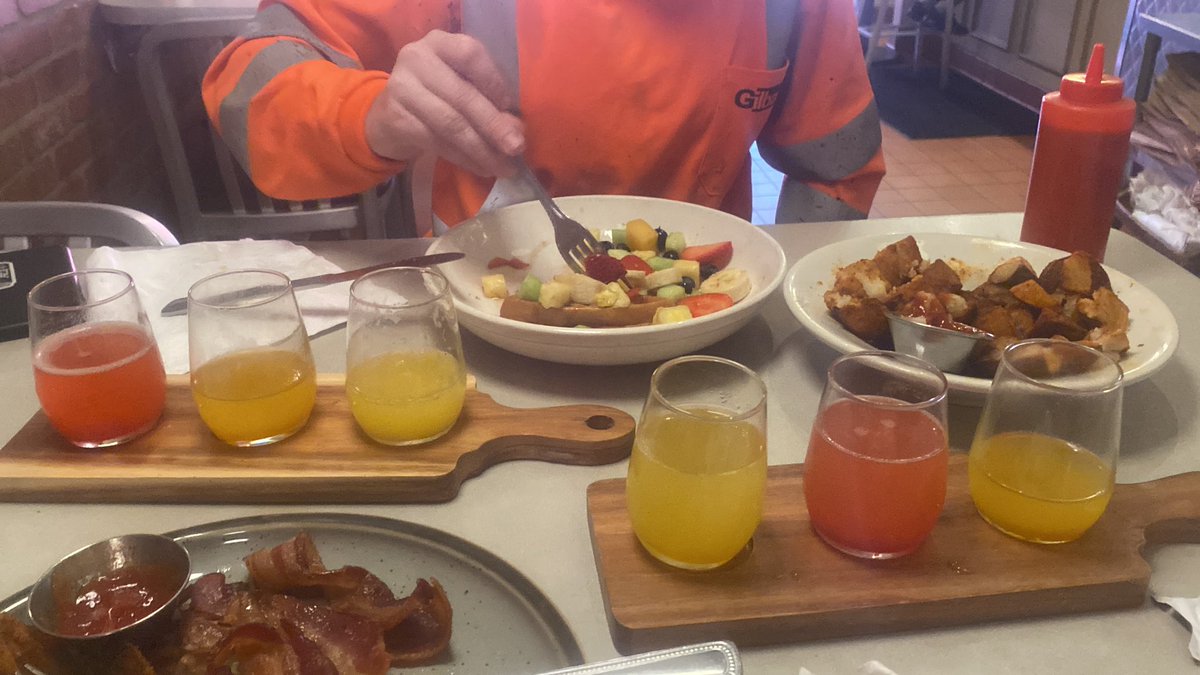 jokerfsm's tweet image. Eating with my gang #Local7