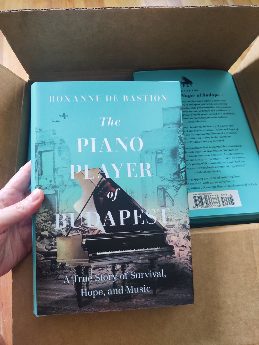 Roxannemusic's tweet image. Copies of the US version of The Piano Player of Budapest have arrived! I just love this cover because the #Blüthner piano looks so much like our actual piano 🎹❤️ thank you @Pegasus_Books for bringing this story to America! 

Get your copy here:  simonandschuster.com/books/The-Pian…
