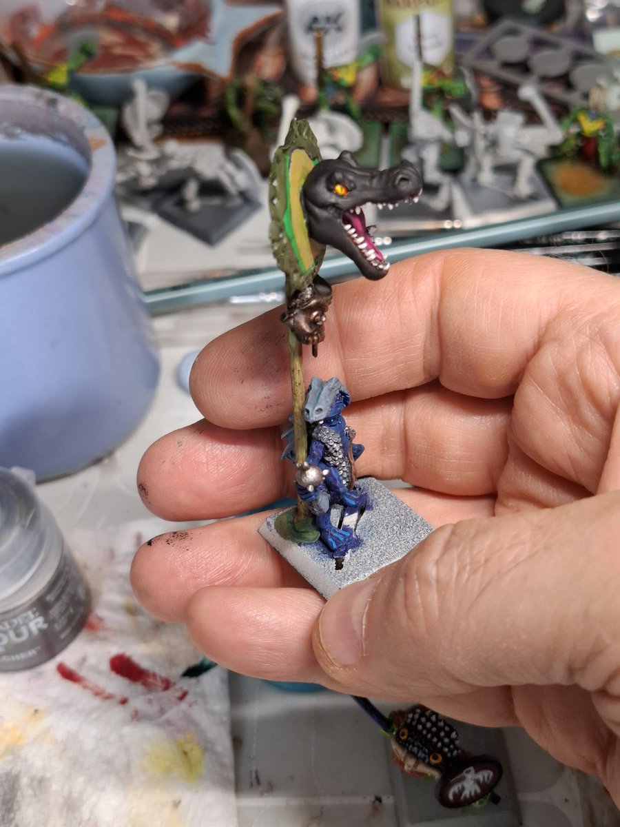 BloodBowlWFC1's tweet photo. #slann Alligator Warrior standard-bearer almost finished. Basing to do, possibly that is all. Just another 17 Alligator warriors to paint now 😁 https://t.co/byRJ2awf1C