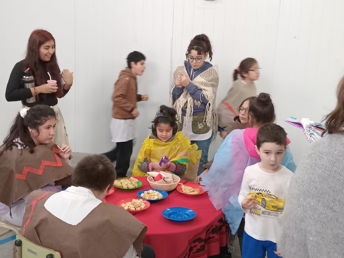 🇦🇷️ Día de la Independencia en las escuelas de Chubut. 🇦🇷️

👉 Compartimos imágenes que nos llegan de las escuelas N° 305, 516, 520, 524, 526, 528, 569 y la Organización de Sociedad Civil Juntos Podemos quienes conmemoraron la fecha junto a su comunidad educativa.