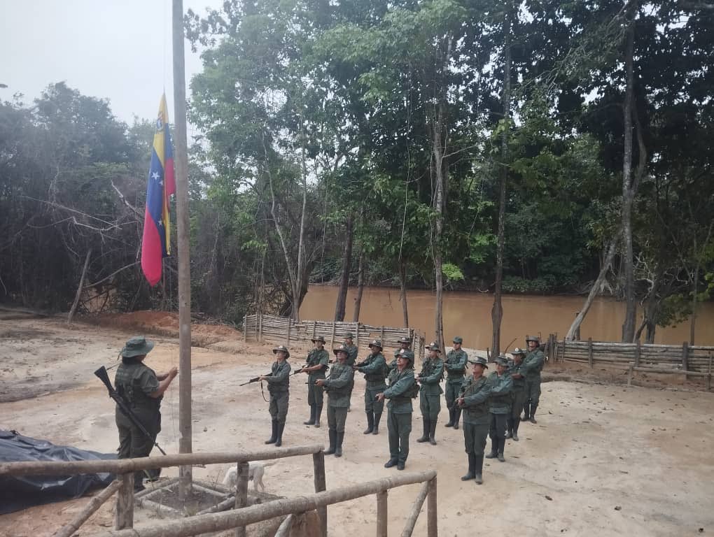 #AsíLoDijo || GJ. <a href="/dhernandezlarez/">GJ. Domingo Hernández Lárez</a>  Aquí están nuestros milicianos, derrochando espíritu en la defensa de nuestro territorio y la exaltación de nuestra nacionalidad ! 
Orgullosos herederos de las glorias de Bolívar !
#IntegrarEsVencer