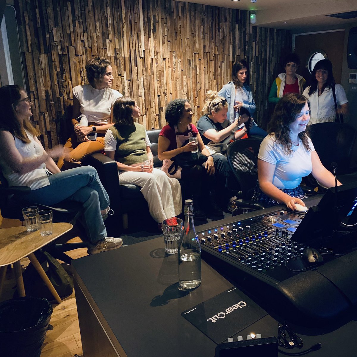 WeAreDocWomen's tweet photo. Last night, @ClearCutPics hosted WADW’s first mentorship scheme masterclass in Post Production, followed by drinks in the bar. Big thanks to Lucy and Rowan for having us. And to Damion, Catherine and Aoife for the brilliant masterclass. #ClearCut #WADW #WADWMentorshipscheme https://t.co/VRfxZosZil