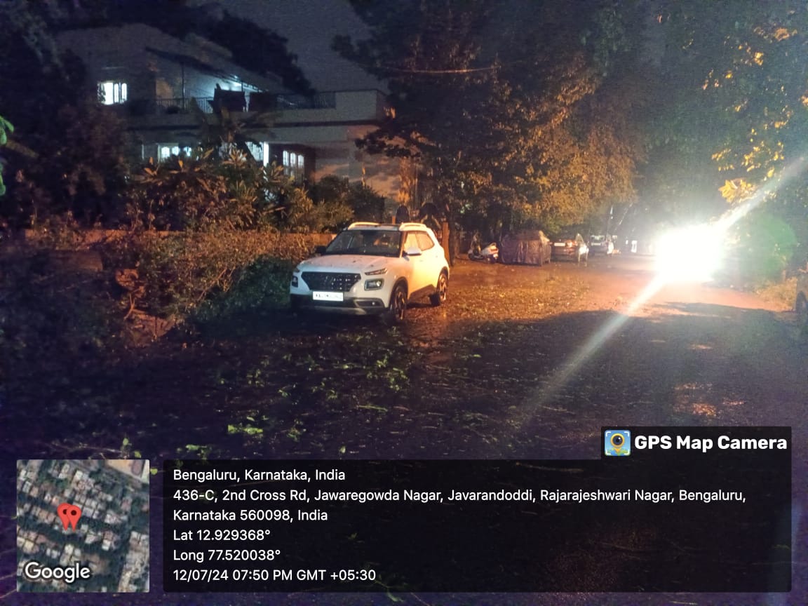 BCCCofficial's tweet photo. Due to rain Fallen Tree cleared in RR nagar by bbmp forest dept team.
#bbmpforest #BBMP #BBMPCares
#DKShivakumar #bbmpadministrator #bbmpchiefcommissioner
@DKShivakumar @BBMPAdmn @BBMPCOMM https://t.co/B0p0Gw8W3q