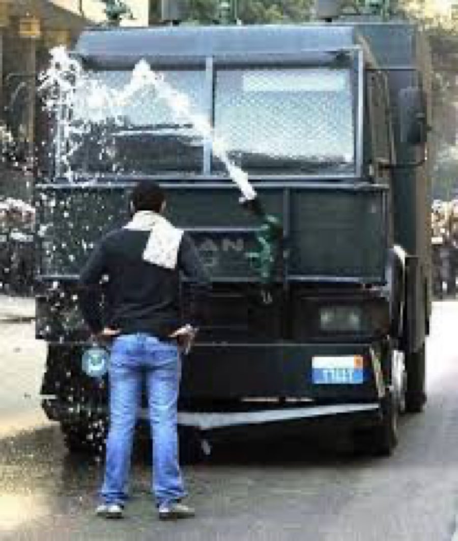 الدروس المستفاده
مفيش #ثوره يوم اجازه.لاجمعه ولااعياد
 مفيش ثوره حاتتطلع من منصهx او من ارياف.مفيش ثوره س 12الضهر لا شتا ولاصيف.مفيش ثوره بدون قياده علي الارض وكتله صامده تقوم بيها لا تقل عن 10الاف فرد.محاوله استنساخ ثوره #٢٥_يناير بنفس مطالبها وظروفها واطرافها غباء
#ارحل_ياسيسي