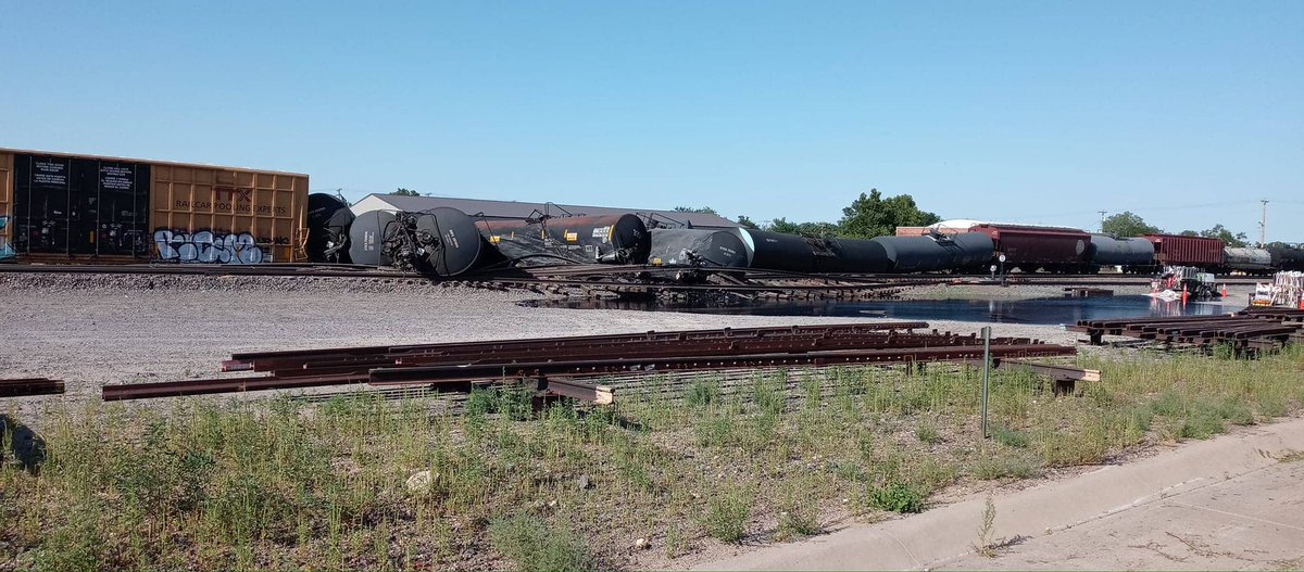 A BNSF train traveling through downtown Woodward derailed Thursday afternoon at around 5:30pm.

Woodward Emergency Management Director Matt Lehenbaur and BNSF Public Information Officer Kendall Sloan joined the K-101 Morning Show to update the situat k101online.com/?p=74687