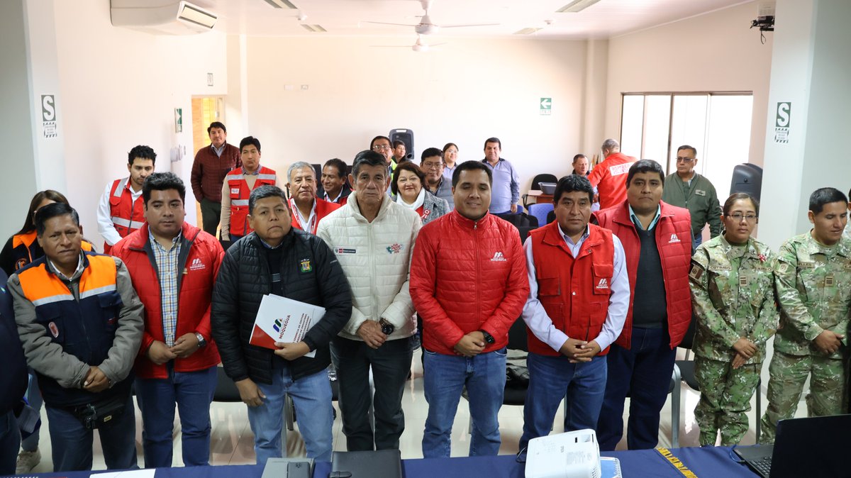 munimoquegua's tweet photo. #BienestarParaTodos | El Alcalde Provincial de Mariscal Nieto, John Larry Coayla, participó en la simulación de sismo y tsunami en baja temperatura. El evento contó con la colaboración de diversas instituciones para fortalecer la respuesta ante emergencias. https://t.co/iFABLAo5X7
