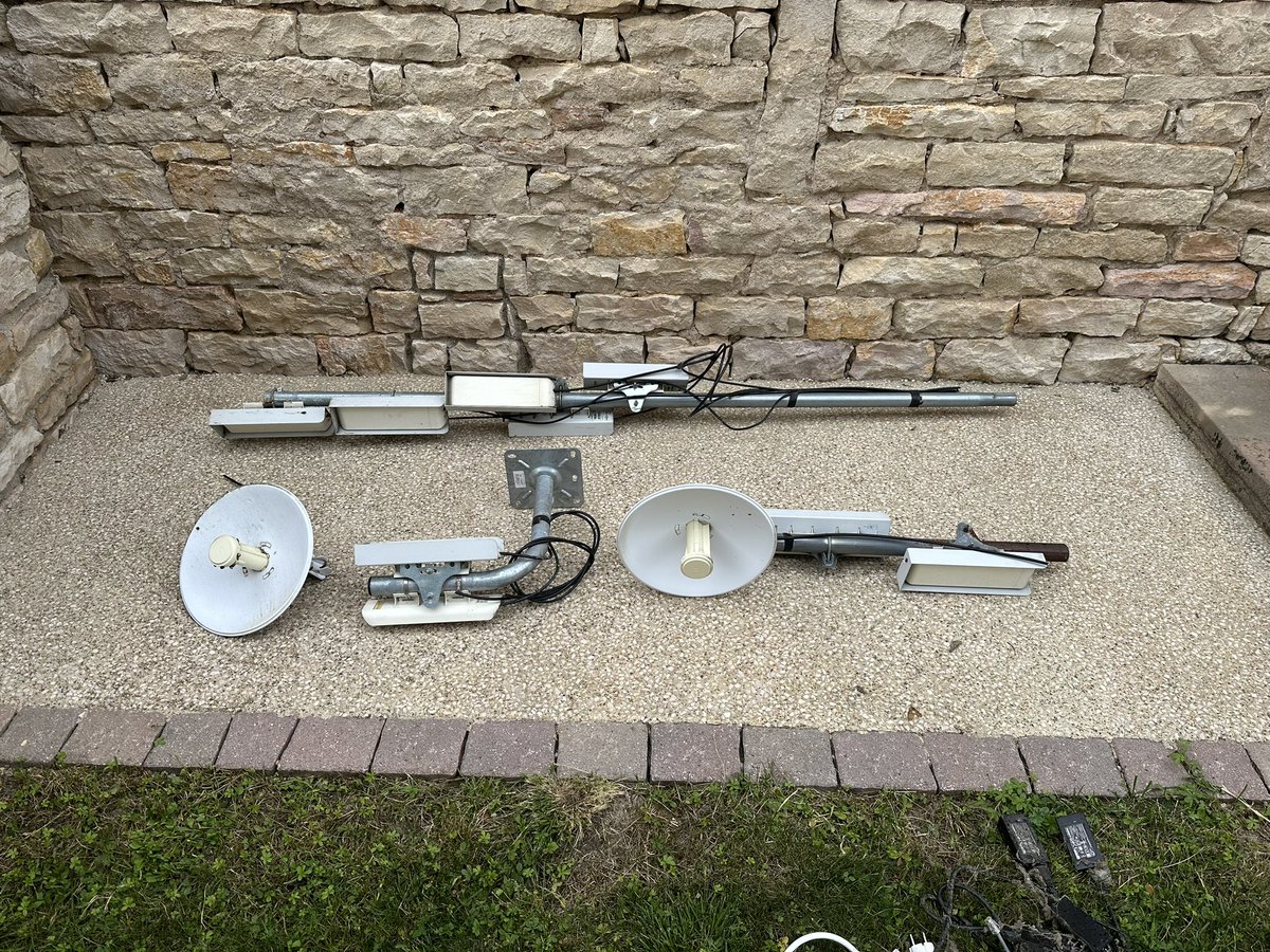 yapret's tweet photo. Clap de fin pour @OxidTelecom ! 10 ans après, notre petit village a bien rattrapé son retard sur l’accès à Internet, passant de l’ADSL 512 kbps à la fibre 8 Gbps.

Entre les deux, une belle aventure et de chouettes rencontres qui ont assurément changé ma vie. Onwards! https://t.co/XhLUD1uFoV