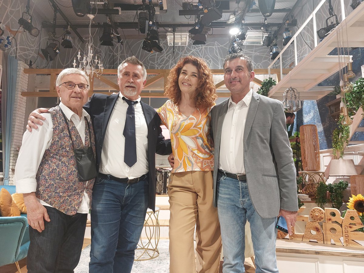 orasolaretv2000's tweet photo. #9agosto 12.20 @TV2000it
Viaggio nella #bellezzaitaliana
🌻da Faenza la musica dell'orchestra Gli Alluvionati Del Liscio
🌻da Viterbo l'arte delle ceramiche di @CinziaChiulli Percorsi Artistici
🌻da Napoli Annamaria Calace decoratrice di mandolini
#estateconlorasolare https://t.co/3CpCSyoa1k