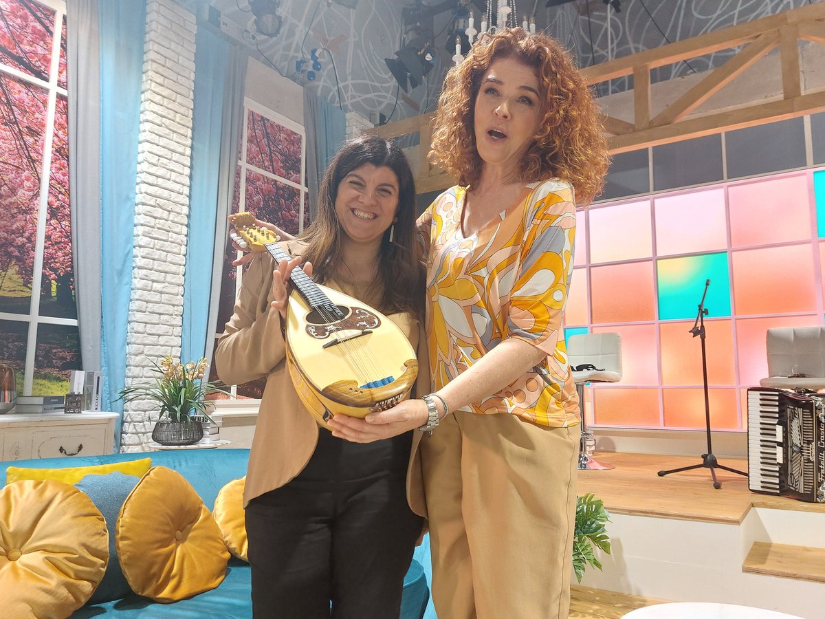 orasolaretv2000's tweet photo. #9agosto 12.20 @TV2000it
Viaggio nella #bellezzaitaliana
🌻da Faenza la musica dell'orchestra Gli Alluvionati Del Liscio
🌻da Viterbo l'arte delle ceramiche di @CinziaChiulli Percorsi Artistici
🌻da Napoli Annamaria Calace decoratrice di mandolini
#estateconlorasolare https://t.co/3CpCSyoa1k