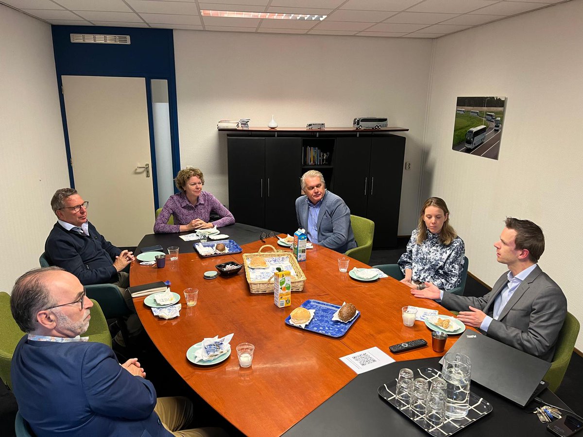 VNONCW's tweet photo. Een mooi bezoek met onze voorzitter @IngridThijssen  aan de @vandrielgroep in Oss vandaag. Een prachtig familiebedrijf. Met dank aan @KNV. 
Tijdens het bezoek spraken we over de interessante maar moeilijke markt (touringcars, schoolvervoer, taxi’s, doelgroepenvervoer, etc.). 
Mooi om te horen hoe ze het familiebedrijf weer verder brengen naar de toekomst, innoveren en verduurzamen. En dat in een moeilijke markt met aanbestedingen, personeelstekorten, regeldruk en netcongestie. 

Veel dank aan Maurits van Driel Driel, Maddy van Driel, @BerthoEckhardt en @carlocahn