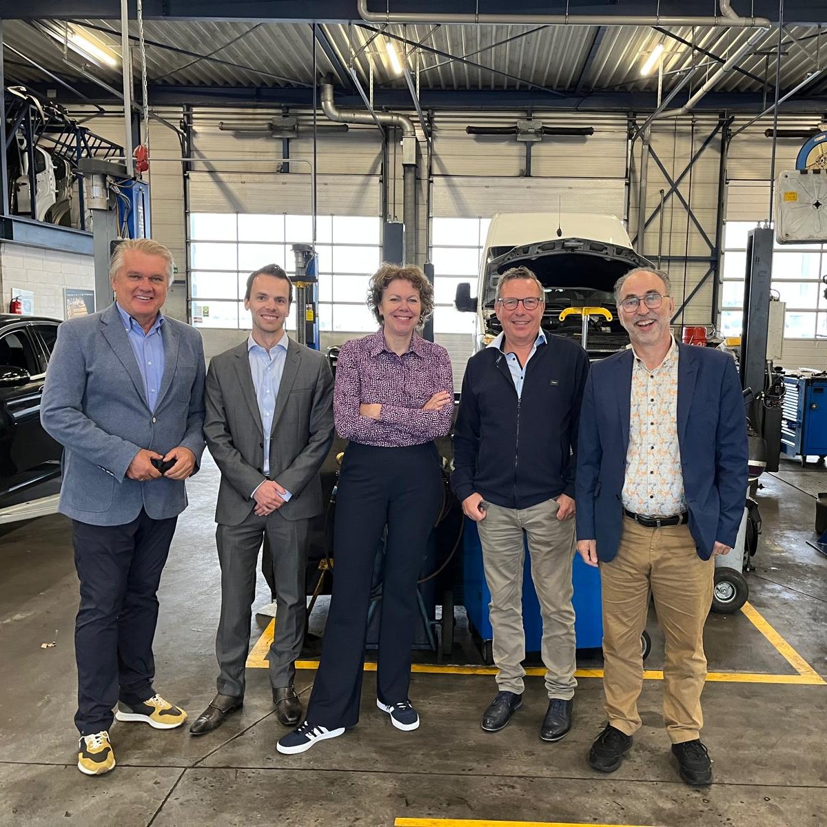 VNONCW's tweet photo. Een mooi bezoek met onze voorzitter @IngridThijssen  aan de @vandrielgroep in Oss vandaag. Een prachtig familiebedrijf. Met dank aan @KNV. 
Tijdens het bezoek spraken we over de interessante maar moeilijke markt (touringcars, schoolvervoer, taxi’s, doelgroepenvervoer, etc.). 
Mooi om te horen hoe ze het familiebedrijf weer verder brengen naar de toekomst, innoveren en verduurzamen. En dat in een moeilijke markt met aanbestedingen, personeelstekorten, regeldruk en netcongestie. 

Veel dank aan Maurits van Driel Driel, Maddy van Driel, @BerthoEckhardt en @carlocahn