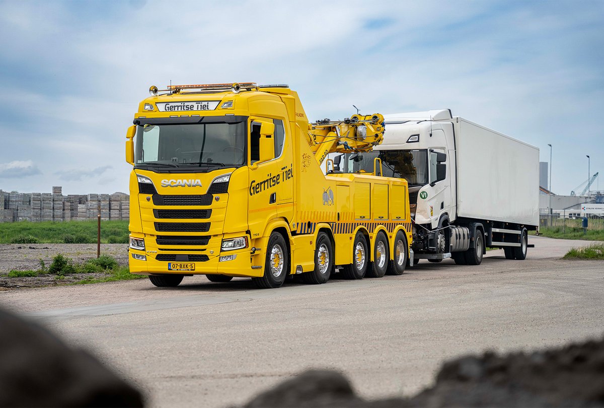 ScaniaNederland's tweet photo. Een vergelijkbaar voertuig als dat van M.C. Gerritse Bedrijfswagens uit Tiel zie je niet vaak 👀. De Scania S-cabine met 770 pk, de as configuratie, de 200 tonmeter rotator kraan, zeven treklieren; in alles uniek. 💛 https://t.co/IihfeWvVig https://t.co/uJUxReotAh