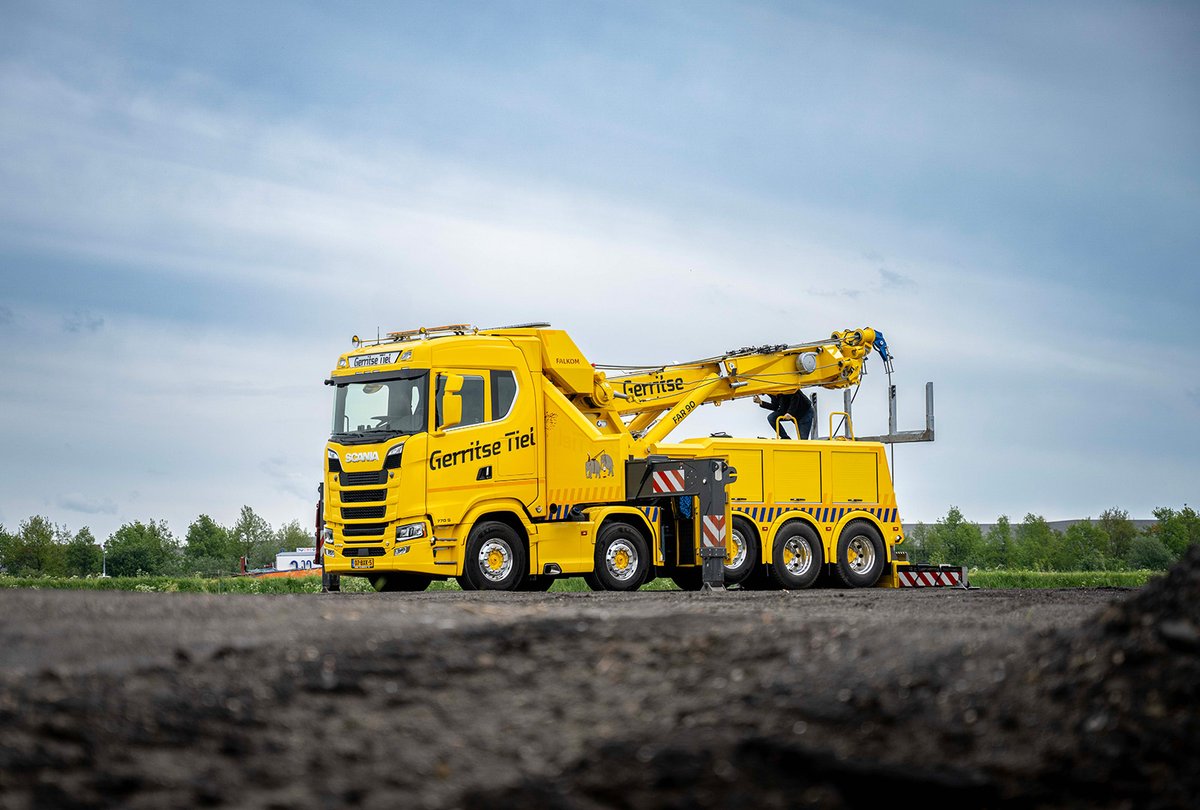 ScaniaNederland's tweet photo. Een vergelijkbaar voertuig als dat van M.C. Gerritse Bedrijfswagens uit Tiel zie je niet vaak 👀. De Scania S-cabine met 770 pk, de as configuratie, de 200 tonmeter rotator kraan, zeven treklieren; in alles uniek. 💛 https://t.co/IihfeWvVig https://t.co/uJUxReotAh