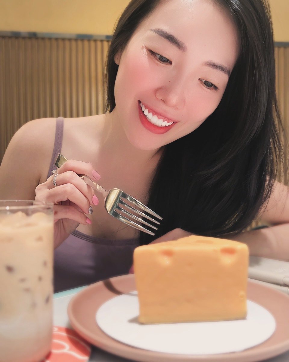 taopaipaiHCM's tweet photo. 今週もお疲れ様でした❤️
パンケーキとチーズケーキで充電完了✅
#bar #ガールズバー #ホーチミン #counterbar #saigonnight #hochiminh #hochiminhcity #カウンターバー #レタントン #ベトナム #タイバンルー https://t.co/ntV5lGyNIA