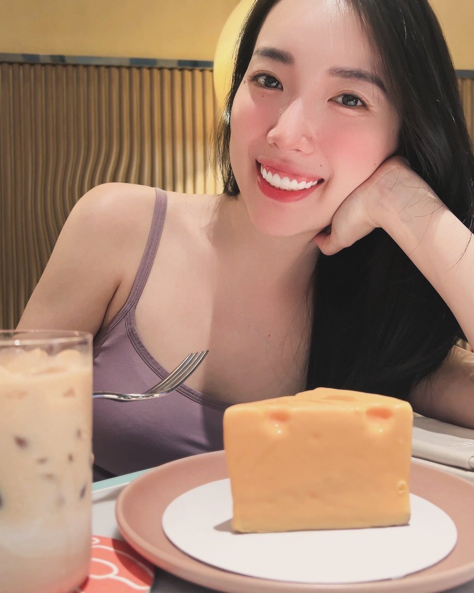 taopaipaiHCM's tweet photo. 今週もお疲れ様でした❤️
パンケーキとチーズケーキで充電完了✅
#bar #ガールズバー #ホーチミン #counterbar #saigonnight #hochiminh #hochiminhcity #カウンターバー #レタントン #ベトナム #タイバンルー https://t.co/ntV5lGyNIA