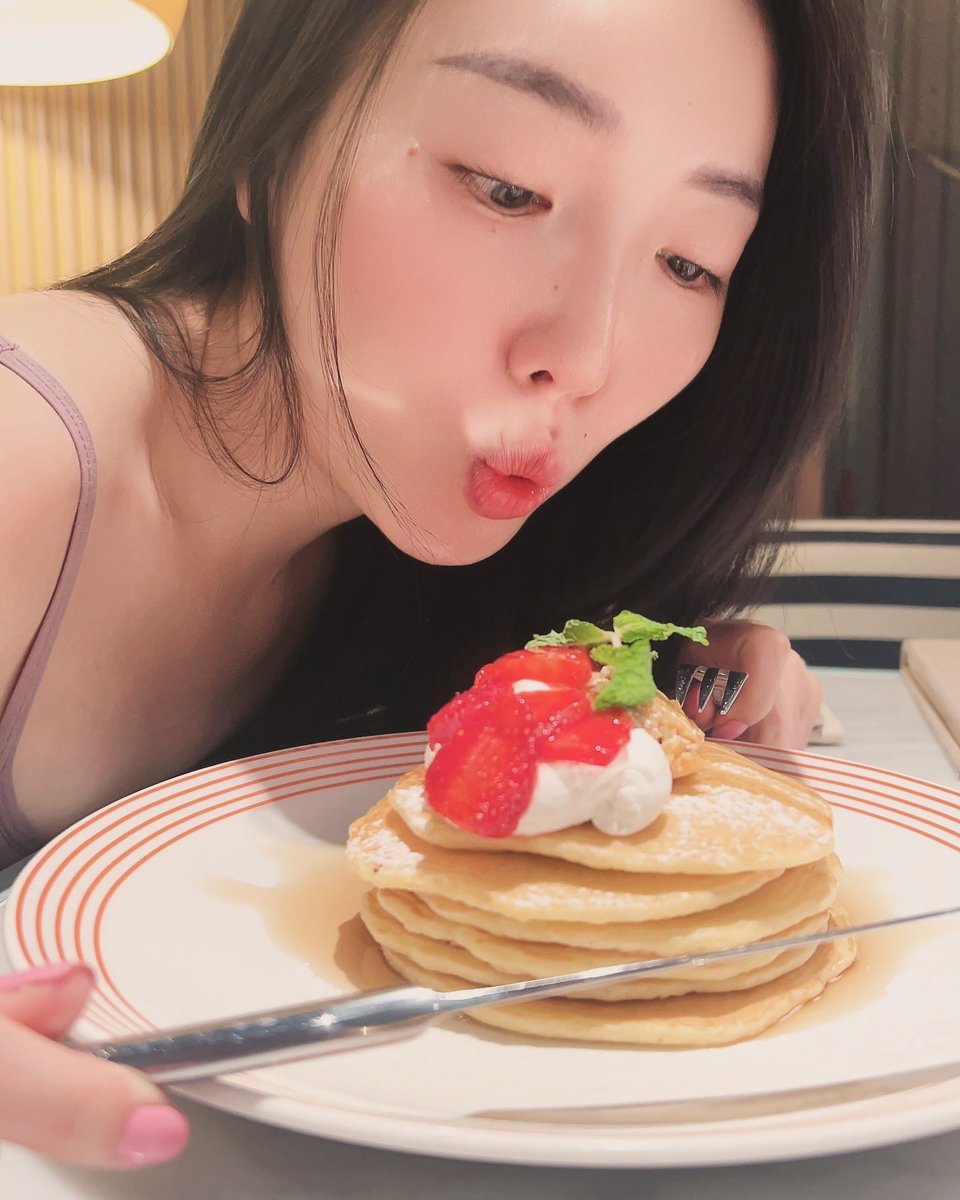 taopaipaiHCM's tweet photo. 今週もお疲れ様でした❤️
パンケーキとチーズケーキで充電完了✅
#bar #ガールズバー #ホーチミン #counterbar #saigonnight #hochiminh #hochiminhcity #カウンターバー #レタントン #ベトナム #タイバンルー https://t.co/ntV5lGyNIA