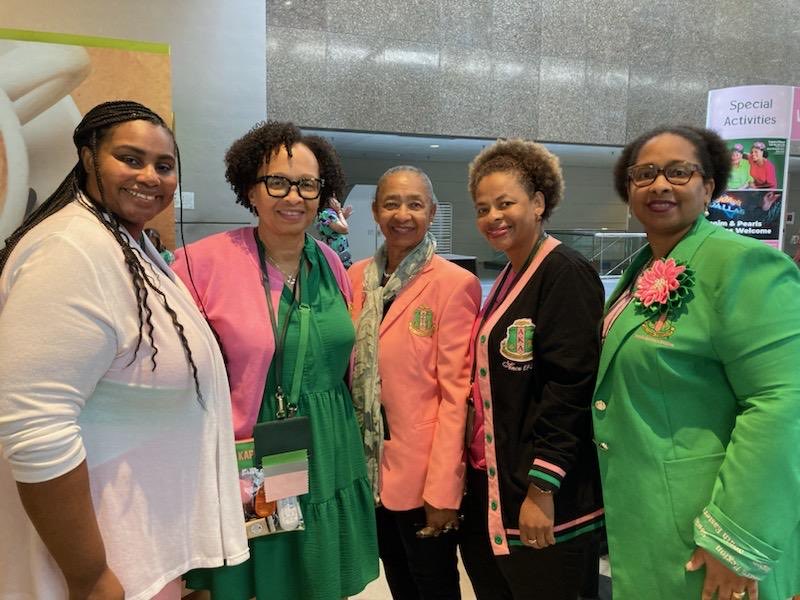CoachSmithSFA's tweet photo. AKA convention The Smith Family tree well represented! The pink and Greens golf colors that I love! https://t.co/muYaymdBsN