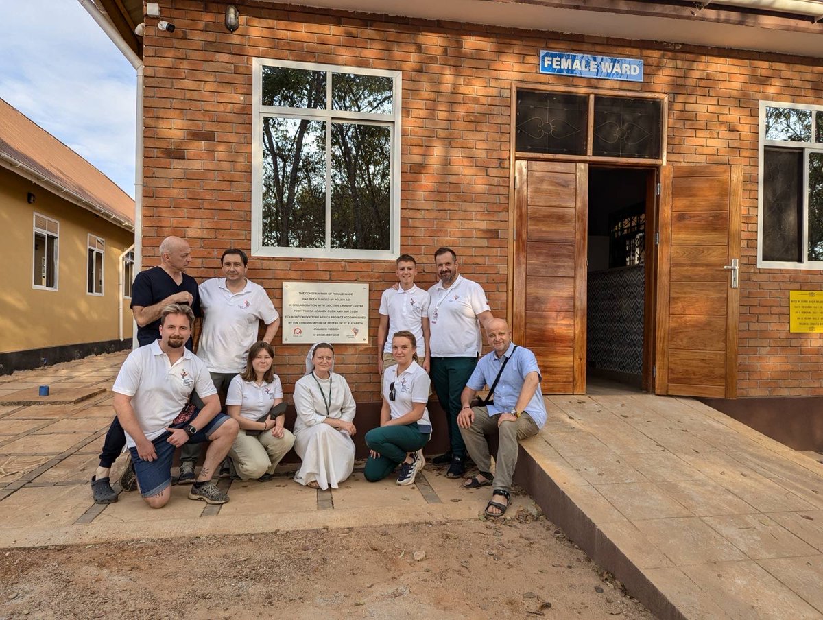 Guzik_Paulina's tweet photo. When a few years ago my husband @DrGuzik started Doctors Africa he just wanted to treat patients deprived from medical care. Today he stands in front of a ward that was build thanks to his Doctors Charity Foundation, named after my in-laws. #StartWithaDream https://t.co/LjoJSebDTe