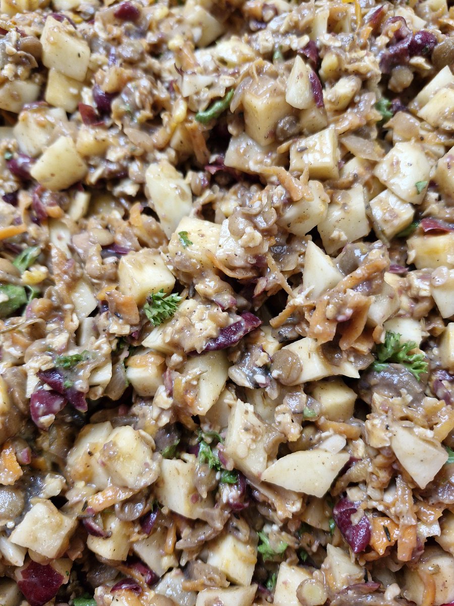 Given we're trading at Corby Highland Gathering this Saturday and Sunday, does anyone fancy a guess at what new pasty filling we've invented for sale there...? 🤔💚👍🌱
#justtwovegansmakingveganfood #corbyhighlandgathering #pasties #veganpasty #MrsFHFoodswasborninEdinburgh🏴󠁧󠁢󠁳󠁣󠁴󠁿