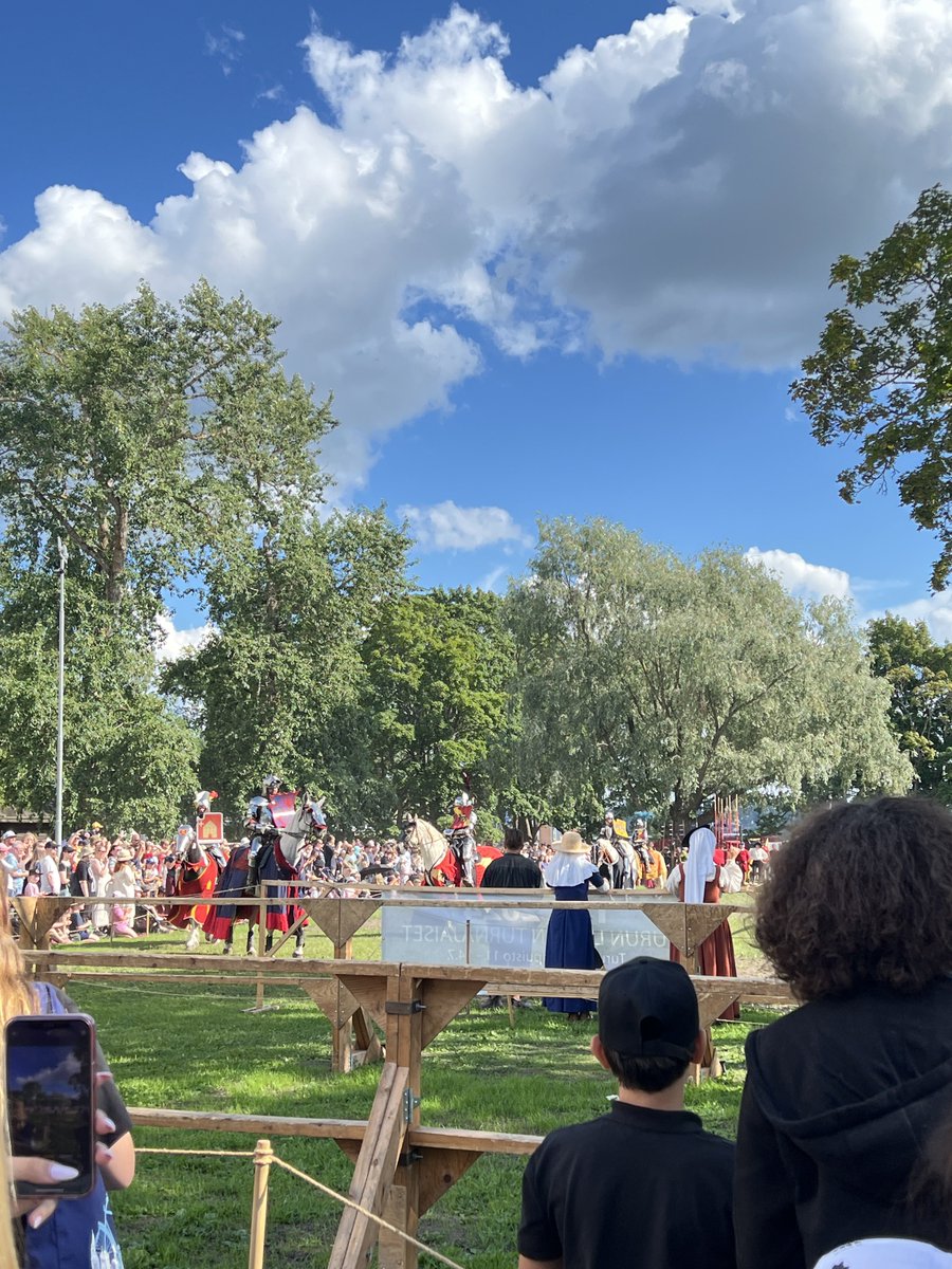 Susanna__M__'s tweet photo. Turnajaiset Turun linnalla 😎.
Paljon ihmisiä liikkeellä, hieno ilma ☀️🌼🌺😎.
#Turku #turnajaiset #turunlinna https://t.co/cnrRlB4sqE