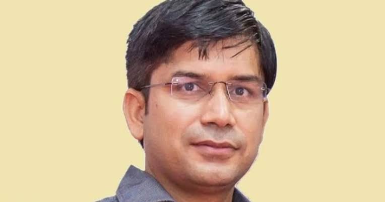 फोटो में दिख रहे सज्जन संभल के जिलाधिकारी श्री राजेंद्र पैंसिया जी हैं।

दो दिन पहले इन्होंने संभल के एक प्राथमिक विद्यालय में शिक्षक का मोबाइल चेक किया था। जिसमें इनको मोबाइल गेम खेलने की जानकारी मिली थी....!

आपको बताते चलें कि इन महोदय पर 2022 में आगरा विकास प्राधिकरण में