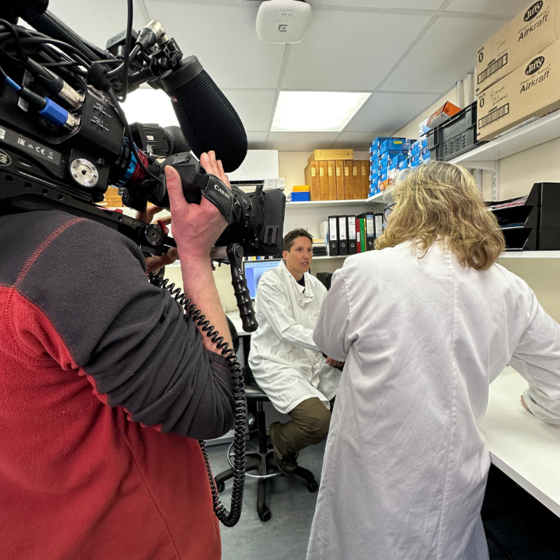 UKHSA's tweet photo. Do you know where ticks are found? 🤔🔎
Dr Jolyon Medlock, Head of Medical Entomology and Zoonoses Ecology, took @BBCOne’s Countryfile on a tick hunt as part of our tick surveillance scheme, helping to map out the different types of ticks we’re seeing in the UK and where.
