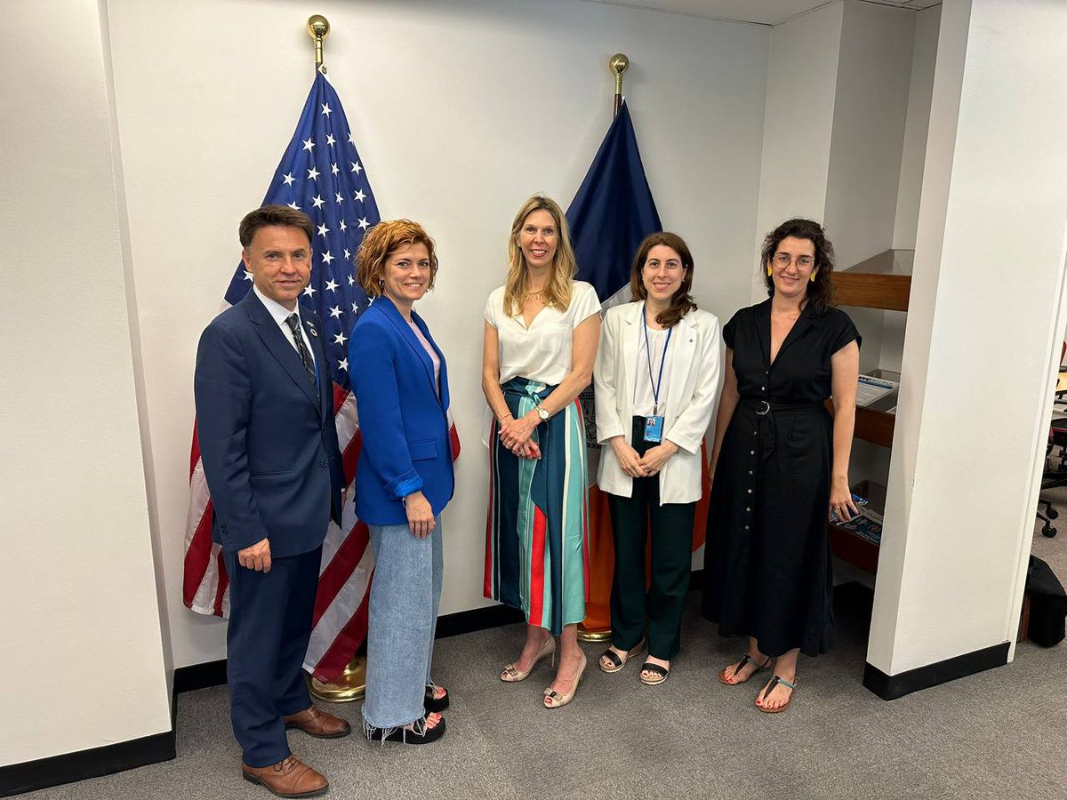 📸 As part of the trip to #NY, delegate <a href="/isidresala/">Isidre Sala</a>, general director <a href="/AnnaDotor/">Anna Dotor</a> and <a href="/Elisendalamany/">Elisenda Alamany</a> from <a href="/AMB_MetroGlobal/">AMB - Àrea d'Internacional i Metròpolis Digital</a> met with Kristen Kaufman from <a href="/globalnyc/">NYC International Affairs</a>

Kaufman thanked #Barcelona for its support in the implementation of New York’s current waste collection system.