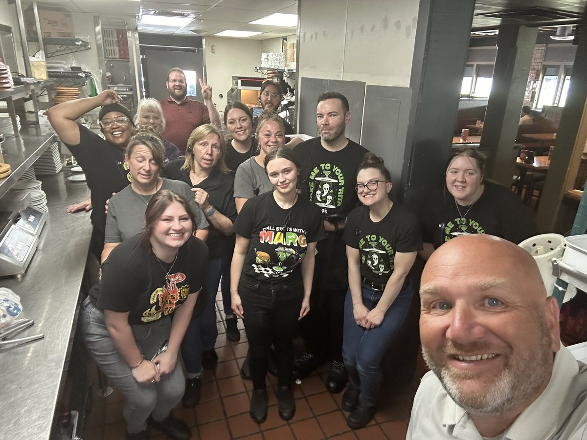 CoachHebert11's tweet photo. Great time connecting with team Kokomo 🙌 Celebrated Creighton for his hospitality 80% SA and 2.5% GWAP. Toured the market with @poohrhodes on his GM Development Day…sharing best practices and growing relationships. #ChilisGrows #MakingGAINSintheCentralPlains #ChilisLove 🫶 https://t.co/eH4sG8ARxz