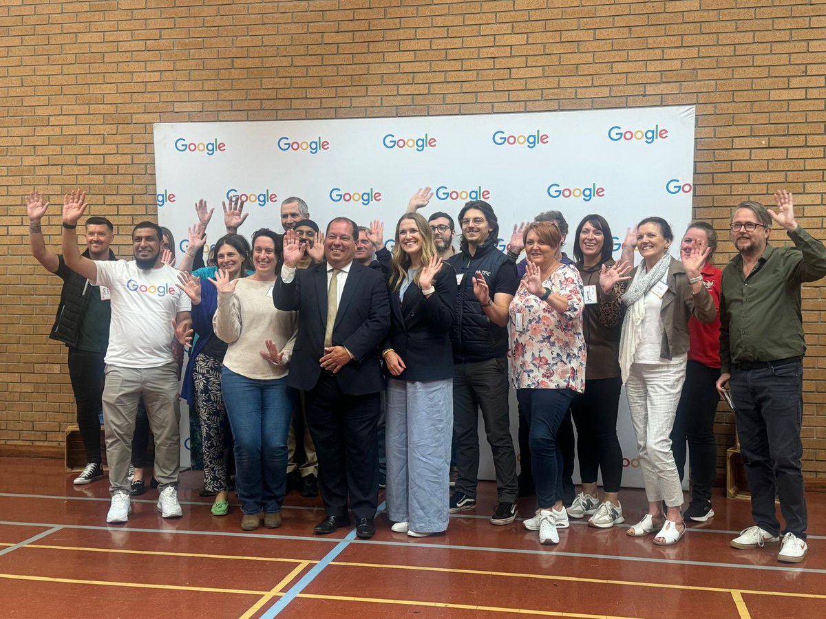 Dan_Martin's tweet image. A pleasure to help run a brilliant day at fab Dowlais Community Centre in Merthyr Tydfil for @GoogleUK #GoogleDigitalGarage with @e_nation 

A great group of business owners getting digital advice. 

Day ended with visit by local MP @GeraldJonesLAB 

#smallbusiness @gracellenn