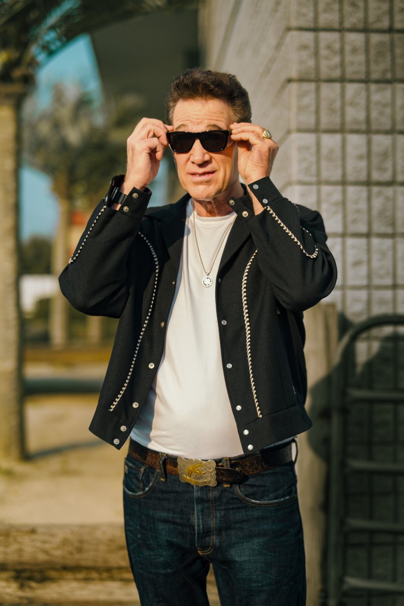 Chris Isaak tweet media