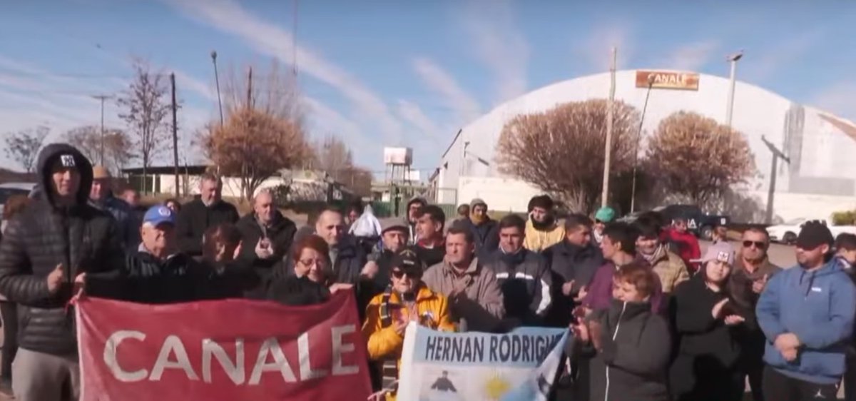 biencuyano's tweet photo. #Calladitos El modelo económico que celebra Cornejo y Hebe Casado (sanrafaelina) "Si le va bien al país, le va bien a Mendoza" Cero empatía ante el cierre de la conservera Canale en San Rafael que despidió a todos los empleados de la planta y sin trabajo! https://t.co/LxuIQb7pEL https://t.co/IiVoXcvnBb