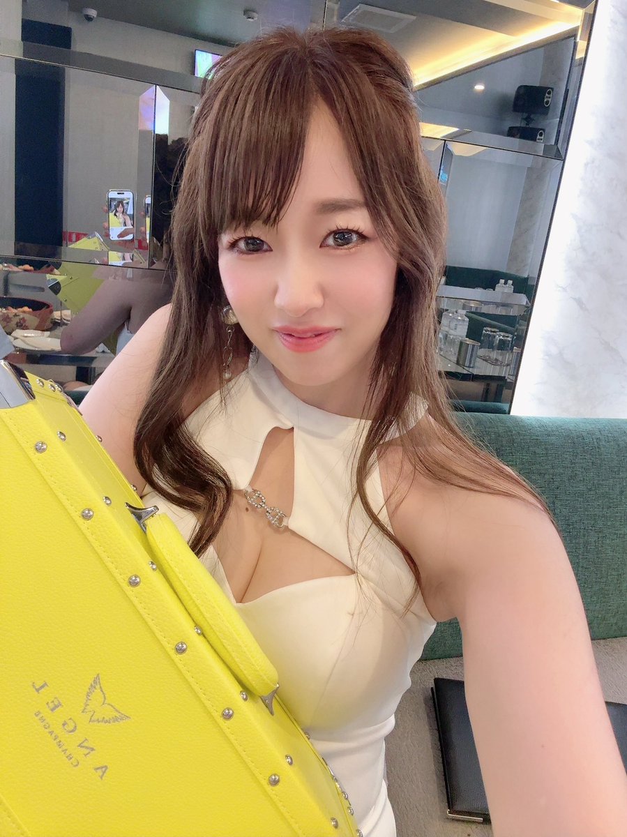 sirakawakasumi's tweet photo. 退勤しましたっ🥂 𓈒𓂂𓏸
今日は声帯炎で声も対して出ない
お酒もあまり飲めない中、、、
2本もエンジェルおろしてくれました😭💗
もうなんか泣きそうでした
12月から週末コツコツやってきて
時に悩み、投げ出したくなったりも
あったけど、支えてくれるみんなに
感謝しかない🥺
#歌舞伎町 #clubR https://t.co/Dw9uTqDYUW