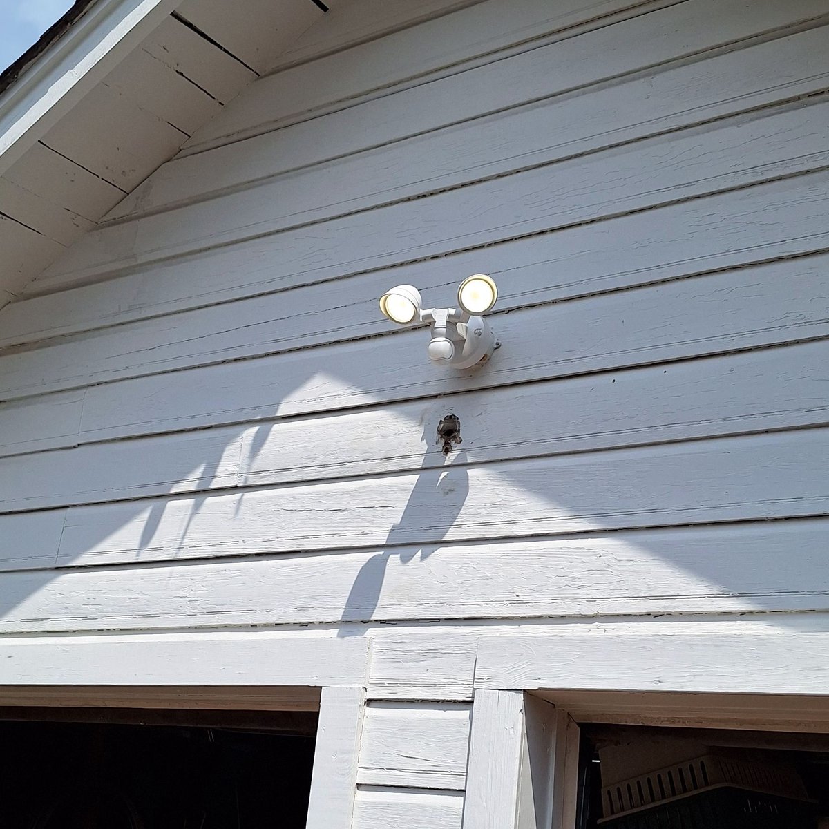 CassyElectric's tweet photo. Recently, we set up a few new outdoor sensor lights. They're working great and ready to brighten up the yard at night. 💡🔦
#cassyelectric #smallbuisness #lightinstall #womenownedbuisness #youhirewewire #electricians https://t.co/UPeJtMKvuJ