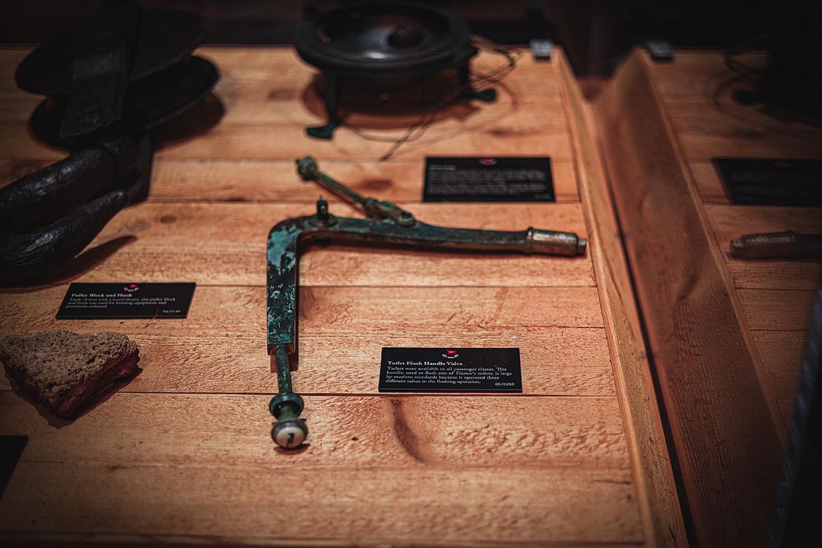#DYK all classes had access to flushing toilets on #TITANIC, but only third-class handles were flushed automatically? First- and second-class toilets would have been flushed by pulling a large handle like this. This recovered artifact is larger b/c operated 3 different valves. 🚽