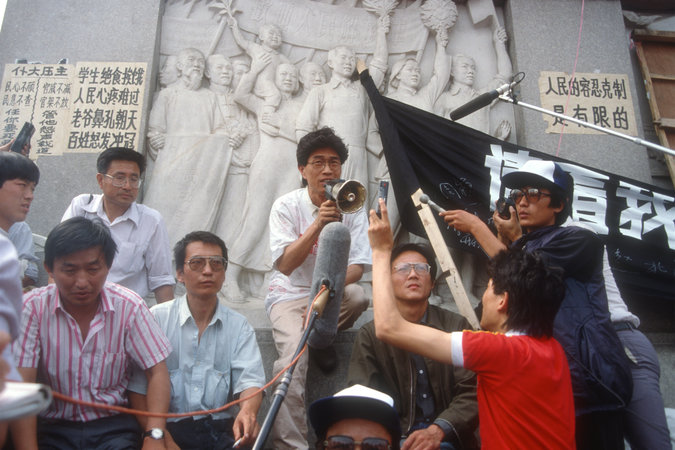 CHRDnet's tweet photo. 7/13/2017, remember #LiuXiaobo: In life, he fought tyranny— protesting on #Tiananmen sq., enduring arbitrary detention, promoting democracy & human rights via peaceful expression, #Charter08. In death he remains an exemplar of non-violent scholarly dissent, an enduring legacy. https://t.co/HwOHZkdmd2