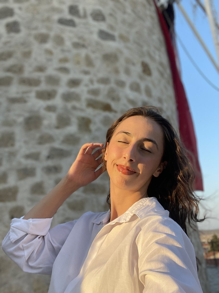 gün batımı dağınık ıslak saçlar mis gibi koku güzel bir gloss ve yaz akşamı..bu his tarif edilemez