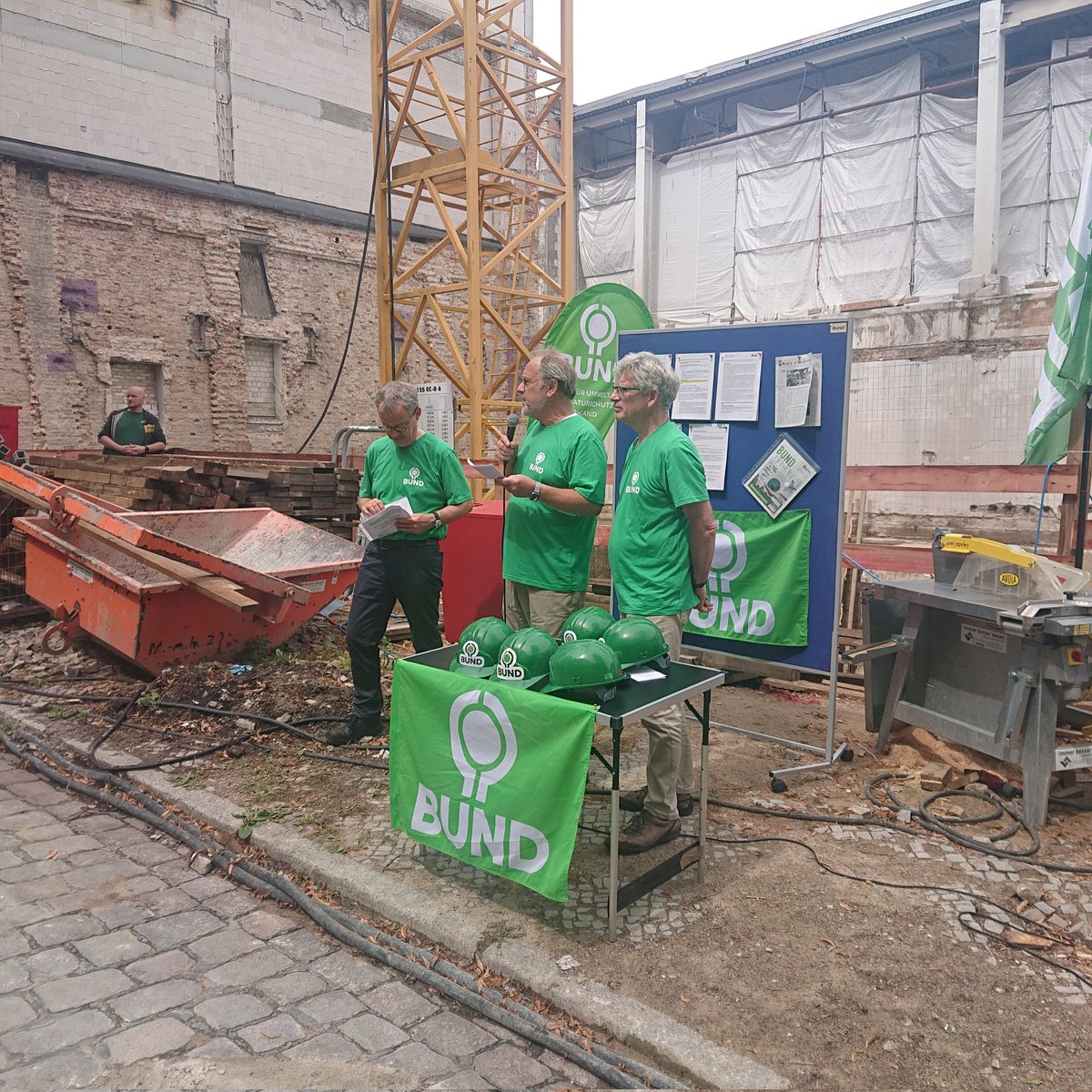 otto_direkt's tweet photo. Leuchtturm in #Neukölln Passivhaus mit #Recyclingbeton, #Holzbau, #Geothermie und 99kW #Photovoltaik. Vogelschutz am Glas und Nistmöglichkeiten. 
Grundsteinlegung @bund_net https://t.co/cysPxLIeQa