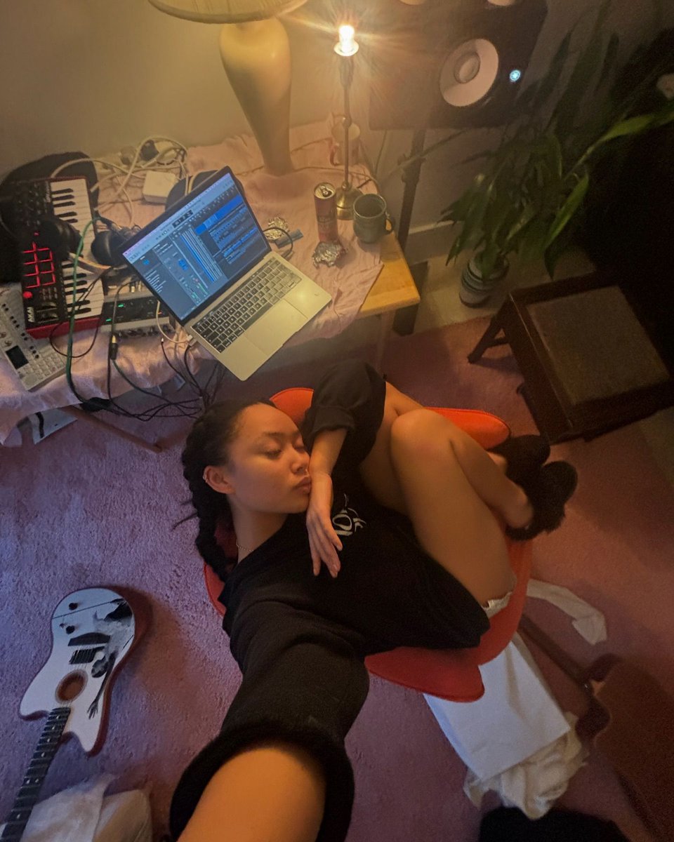 wiffygriffy's tweet photo. Vertigo my debut album is now officially yours and OUT NOW!!!
thank you all for following me, being part of the the journey, and being here for this huge moment in my career. it really feels like my first really big step.
https://t.co/7VREFp6QT5 https://t.co/RmlMmGDtHh