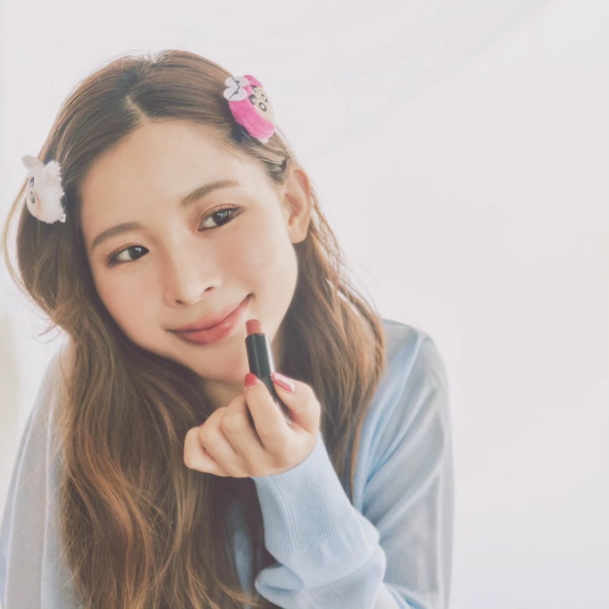 mini_twjp's tweet photo. 【本日から予約スタート！】⁡
8月9日発売 mini9月号の付録は⁡
クレヨンしんちゃんぬいぐるみポーチ&amp;ぬいぐるみ前髪クリップ２種の豪華3点セット💛💛
⁡
しんちゃんダイカットポーチは、小さいバッグのときリップやマスカラ、ハンドクリームなど最低限のコスメを持ち歩くのに便利💄🍬 https://t.co/F5sROyujjF