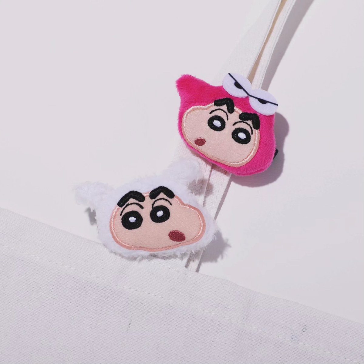 mini_twjp's tweet photo. 【本日から予約スタート！】⁡
8月9日発売 mini9月号の付録は⁡
クレヨンしんちゃんぬいぐるみポーチ&amp;ぬいぐるみ前髪クリップ２種の豪華3点セット💛💛
⁡
しんちゃんダイカットポーチは、小さいバッグのときリップやマスカラ、ハンドクリームなど最低限のコスメを持ち歩くのに便利💄🍬 https://t.co/F5sROyujjF