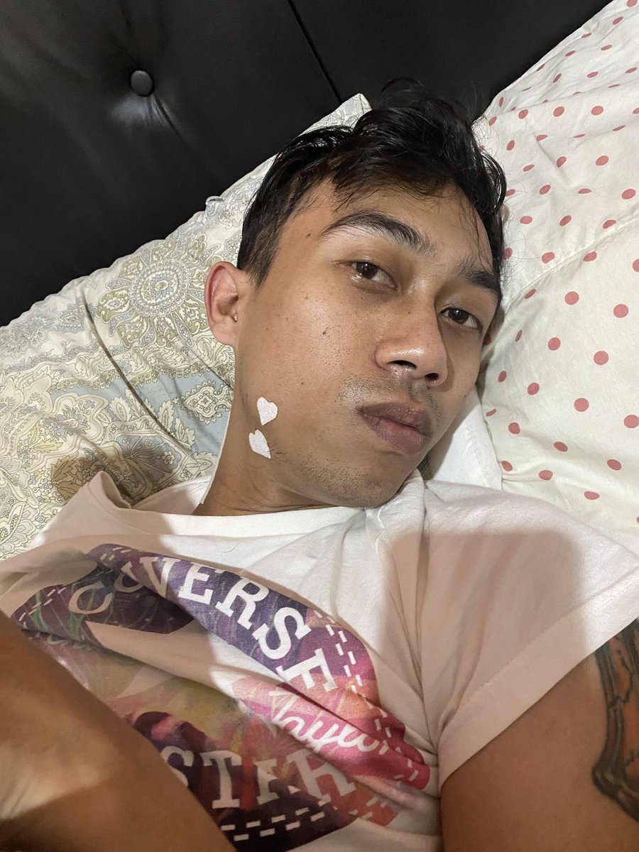 vytang's tweet photo. cian gusi bengkak minta ditempel koyo. Ofcs istrinya kreatif potongin koyok bentuk hati 😊 https://t.co/ZCDDcYjPcE