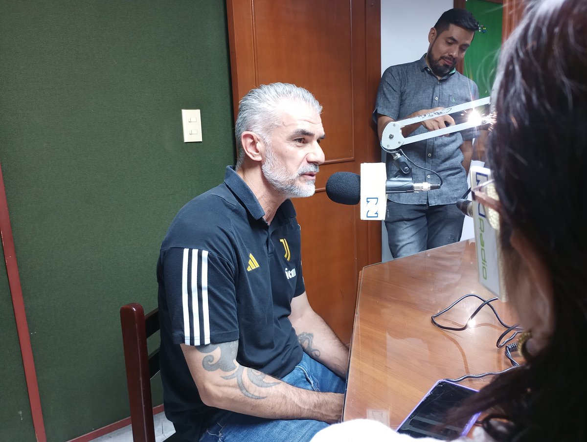 AlertaCucuta940's tweet photo. #Entrevista 

Juan Manuel Bedoya 
Director y presidente de las escuelas de la @juventusfc en Colombia y Guisseppe Zapella asistente técnico del equipo femenino de la @juventusfc confirmando la creación de la académica de fútbol en la ciudad para el 2025. https://t.co/f7jRmutf5S