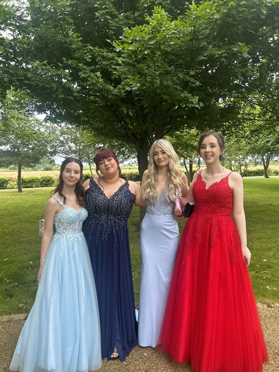 pugcalledMelvin's tweet photo. Prom 2024 celebrating friendship  ❤️🩵💙 https://t.co/6IThDQGvHO