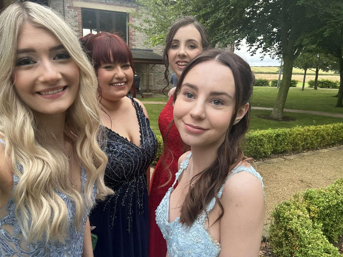 pugcalledMelvin's tweet photo. Prom 2024 celebrating friendship  ❤️🩵💙 https://t.co/6IThDQGvHO