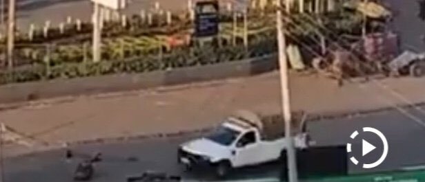 BravinYuri's tweet photo. “You see the massacre is live. Request anyone on your platform who can assist with CCTV footage near kware police post for the last 2 days, they will see the white covered pickup.

This one.”

Anyone with this CCTV Footage? https://t.co/8ARBKLOd13