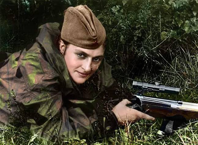 Há 108 anos nascia Lyudmila Pavlichenko, sniper soviética que ficou conhecida como Lady Death por eliminar 309 nazistas na segunda guerra mundial.