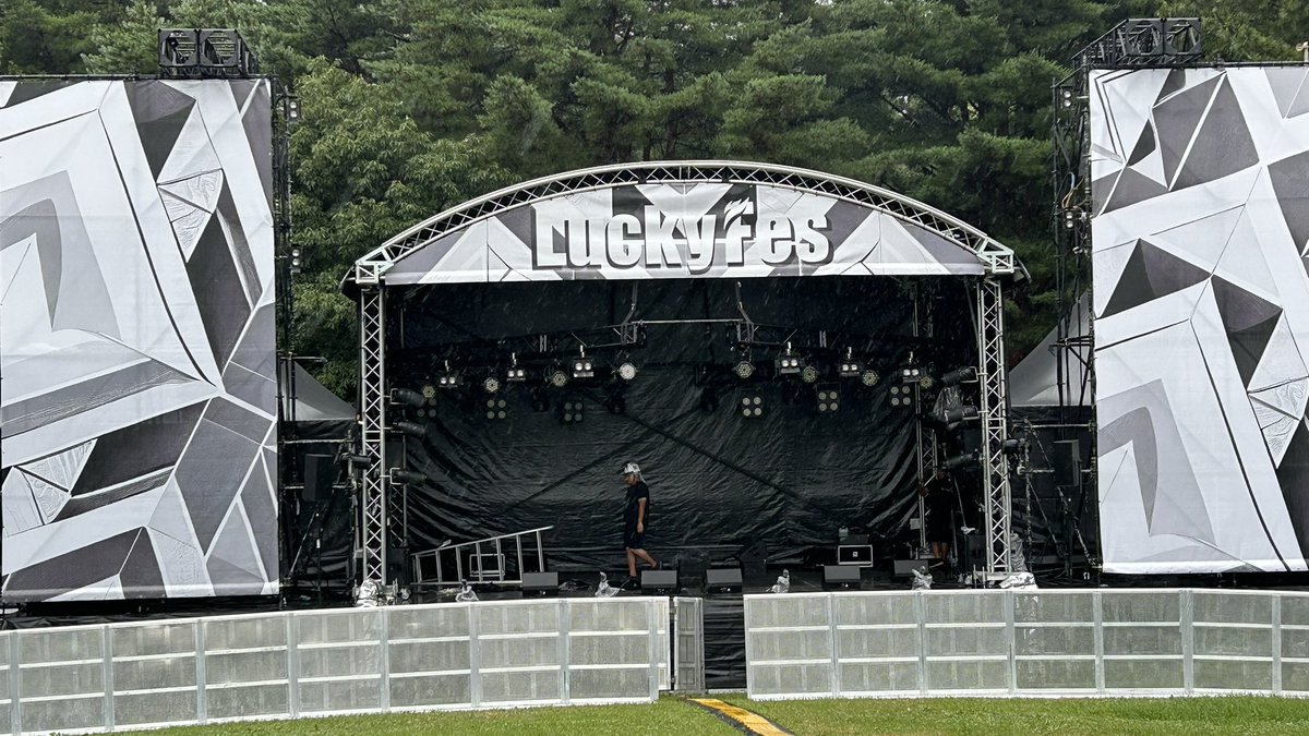 11日からの設置も終わり、今日12日はアーティストそれぞれの照明作りです。明日から3日間は「Hills stage」お待ちしてます。導線上一番最初に出会うステージかな？
#LuckyFes #Hillsstage 
#ひたちなか海浜公園 
#茨城ロボッツ  ブースターさんもお待ちしてます。
