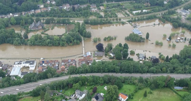 JelleVdBerghe's tweet photo. Er lijkt één belangrijke afwezige (en dat is na de grote problemen van enkele jaren geleden toch opvallend) en dat is waterveiligheid. Waterwegen worden louter economisch bekeken. Rond ruimte voor water (ook belangrijk voor Vlaanderen, dat stroomafwaarts ligt) staat er niks. 9/9 https://t.co/ZjUMVEQ4sd