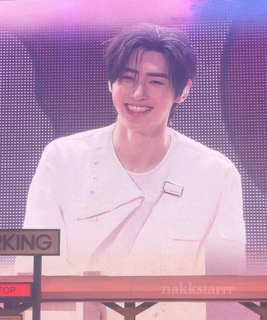 oh my god smiley sunghoon in big screen 😭🫳🏻